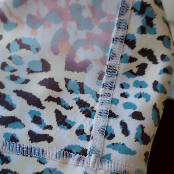 NWT  L'URV Pastel Animal Print Leggings 3/4 leg  Sz S - Picture 9 of 11